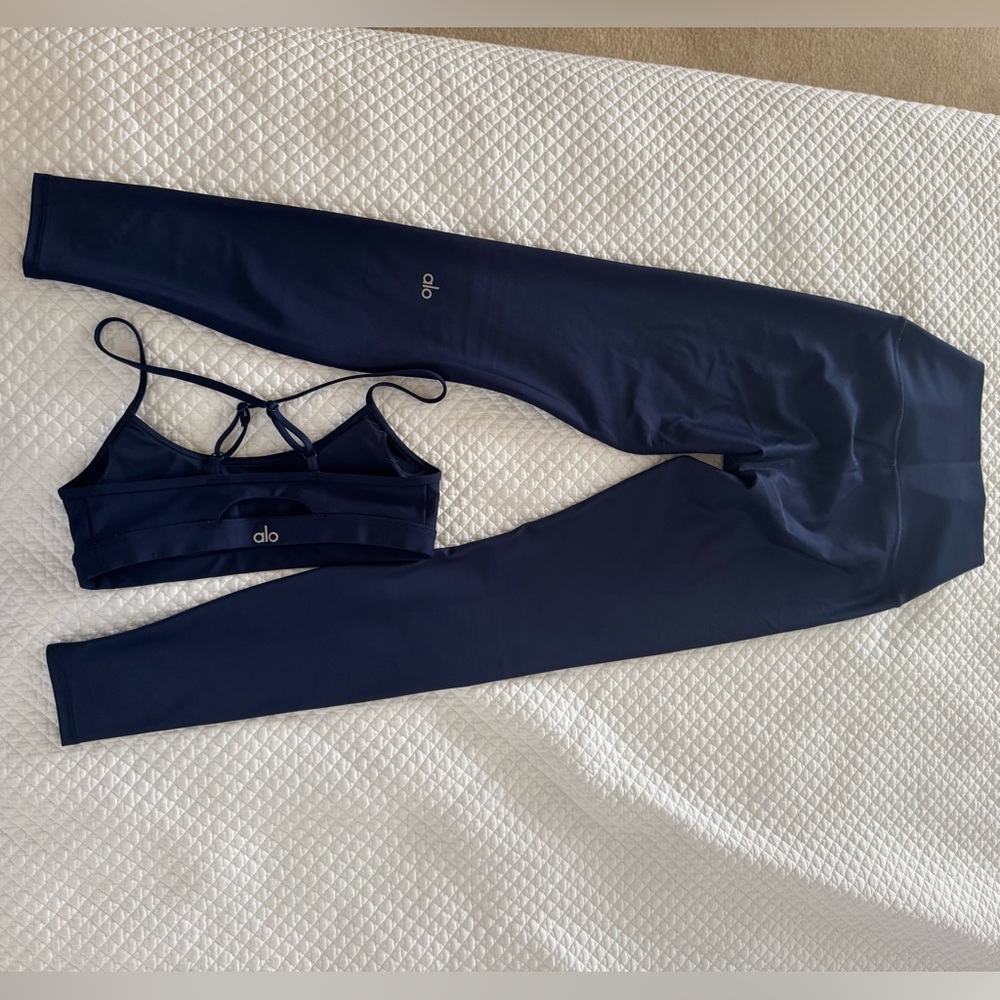 ALO Yoga Set: Airlift Intrigue Bra and High-Waist Airlift Legging in True Navy